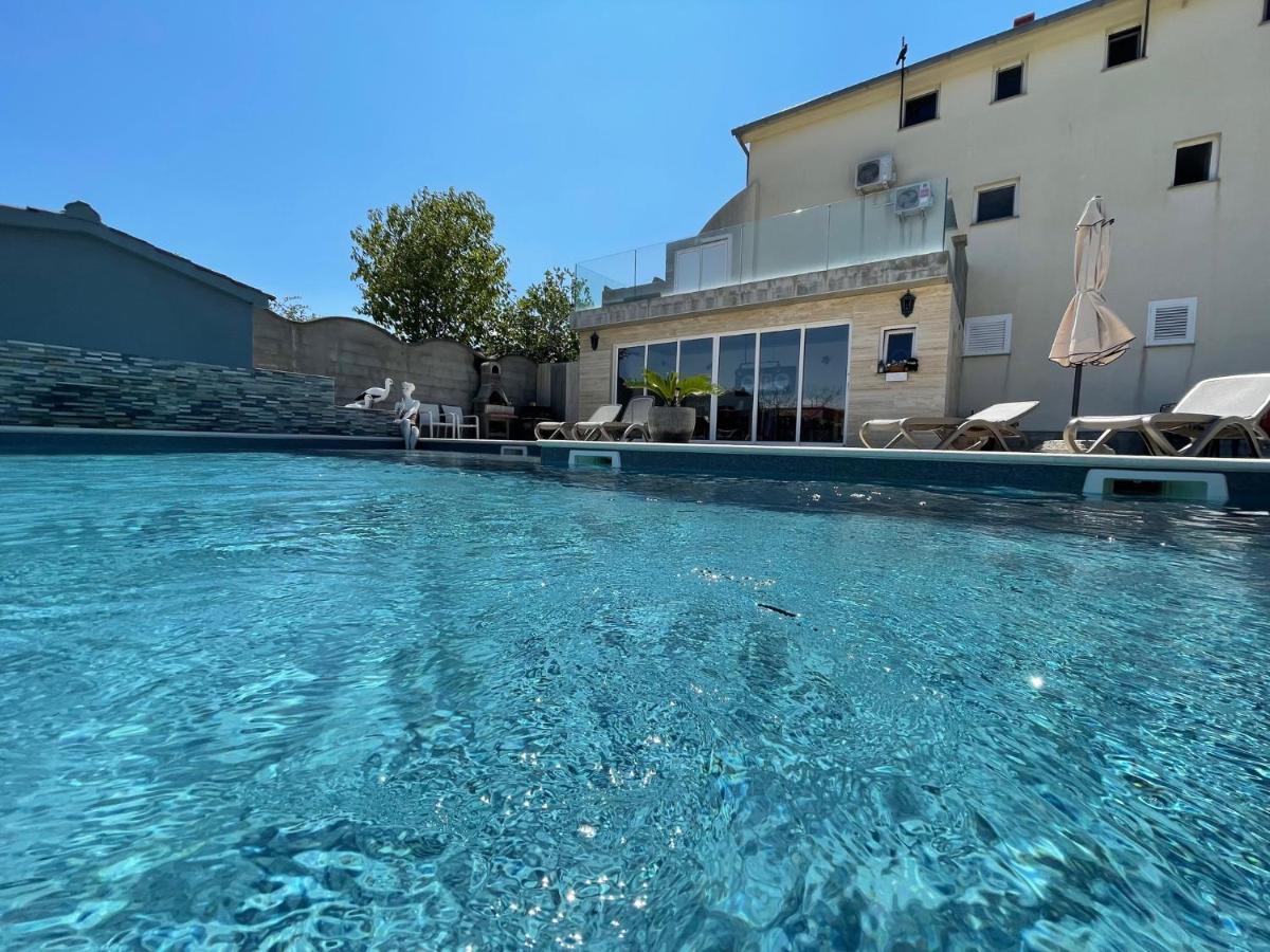 Croliday Apartment With Pool Nin Vrsi Exterior foto